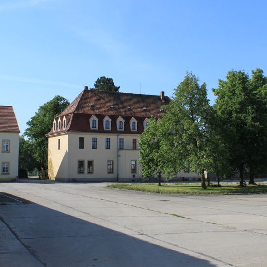 Herrenhaus des ehemaligen Rittergutes, heute Verwaltungsgebäude Uebigauer Straße 10