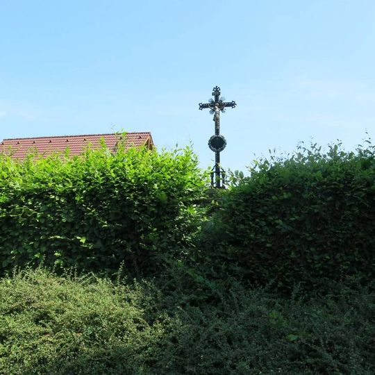 Kříž v ulici ve východní části Růžové