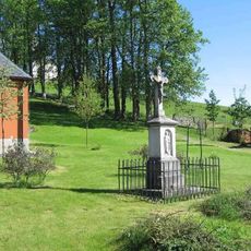 Boží muka na prostranství před obecním úřadem