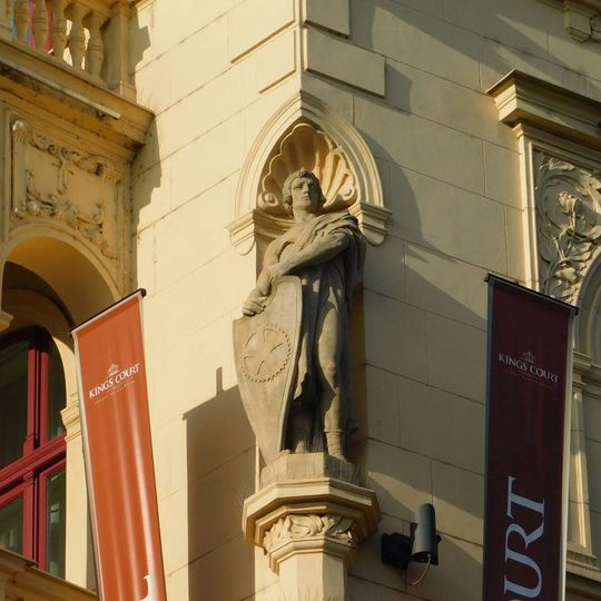 Socha na nároží domu náměstí Republiky 660/6 v Praze