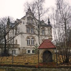 Výklenková kaple v oplocení Püschnerovy vily