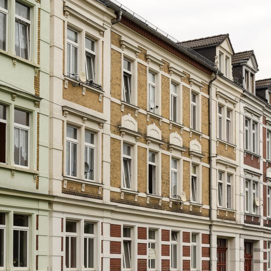 Mietshaus in geschlossener Bebauung Schillerstraße 18