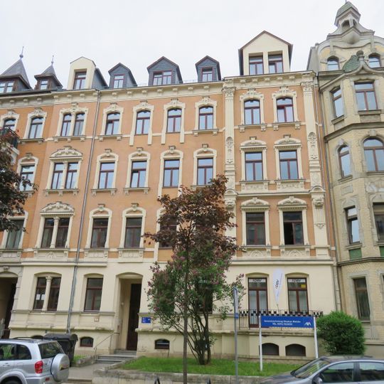 Mietshaus in geschlossener Bebauung mit Vorgarten Barbarossastraße 33