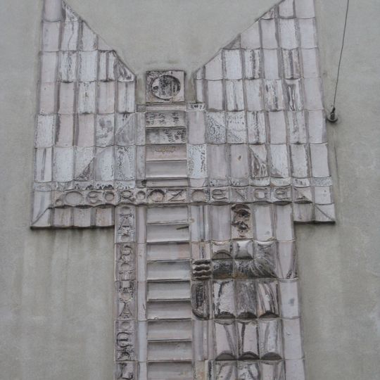 Erzengel Raphael, Wandrelief am Gebäude Rauchgasse 43, 1120 Vienna