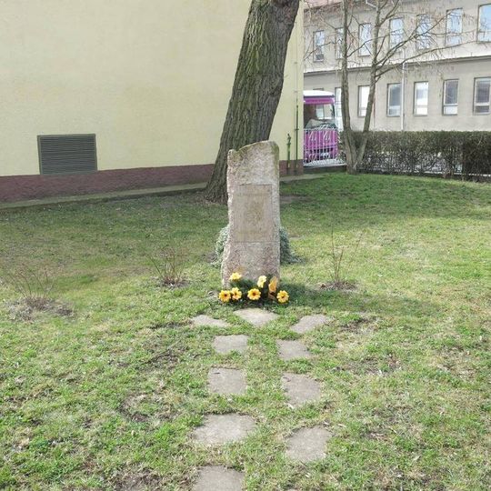 Pomník u plavecké haly v Postoloprtech