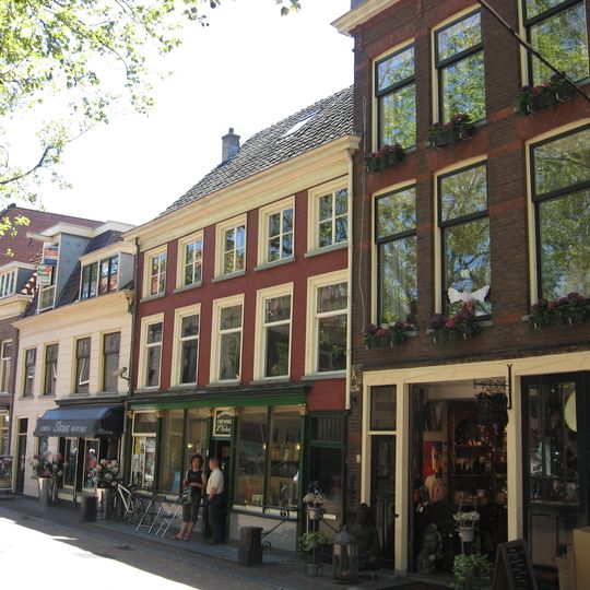 Pand ter breedte van vijf vensterassen, met twee verdiepingen, onder dwarsgeplaatst zadeldak.