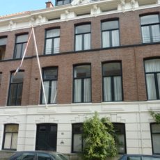 Herenhuis op rechthoekige plattegrond in eclectische stijl