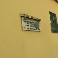 Pamětní deska Jana Zacha na ohradní zdi muzea v Čelákovicích