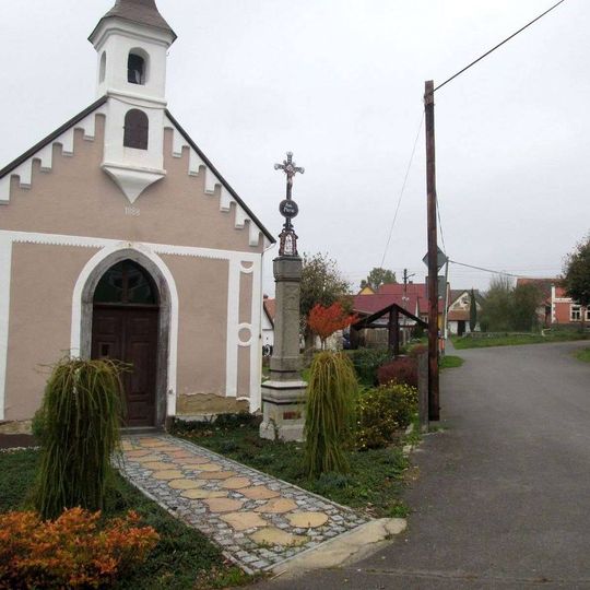 Kříž u kaple v Záhrobí