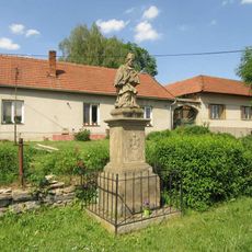 Socha Jana Nepomuckého ve Dzbelu na návsi