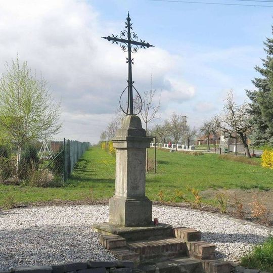 Kříž u křižovatky v Lahošti