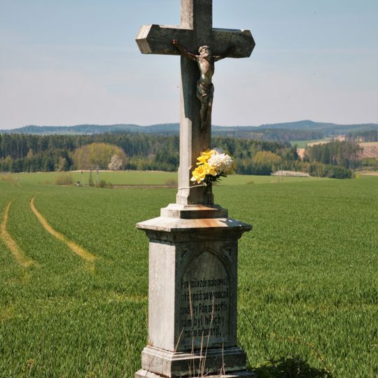 Pamětní kříž na křižovatce silnic jižně od Březské