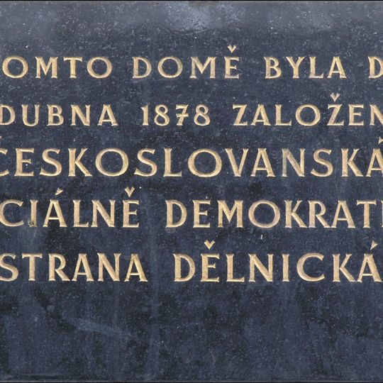 Pamění deska založení sociální demokracie na centru Kaštan na Břevnově