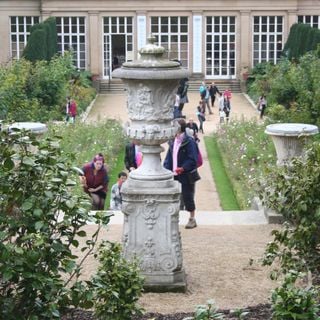 Flight of steps with urns and statues east of Orangery