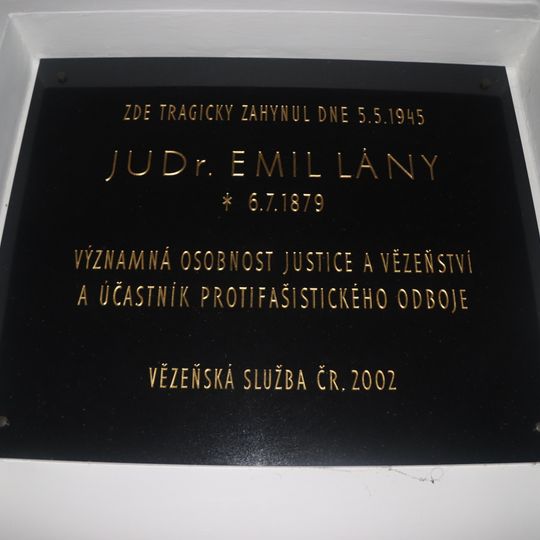Pamětní deska Emil Lány ve vestibulu Pankrácké věznice
