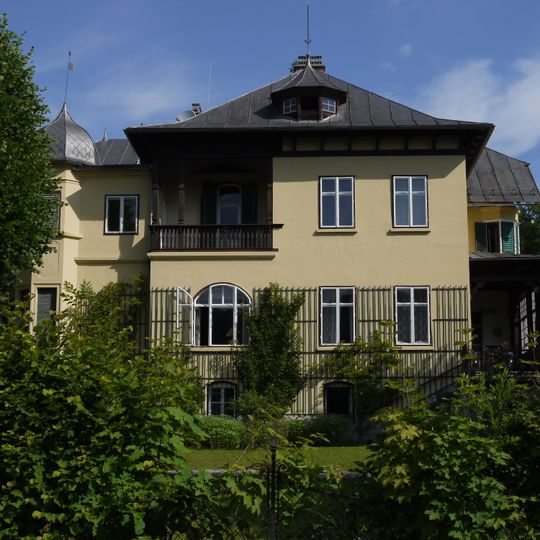 Villa Sarsteiner und Wirtschaftsgebäude