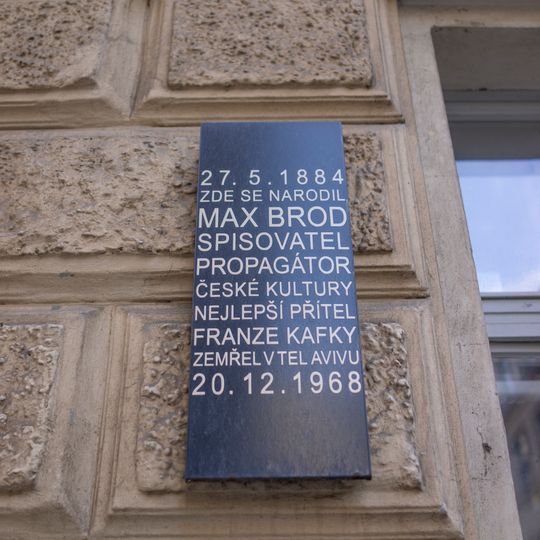 Pamětní deska Maxe Broda na domě Haštalská 1031/25 v Praze