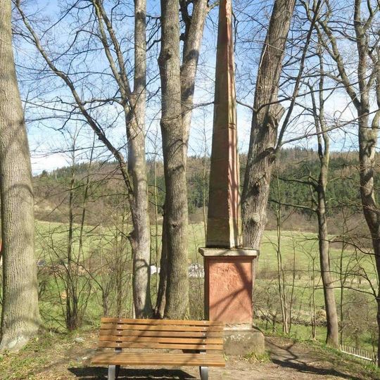 Obelisk v parku u zámku ve Valči