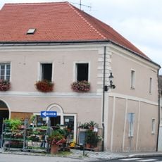 Wohn- und Geschäftshaus (samt Backofen mit Rauchküche und Rauchhelm)