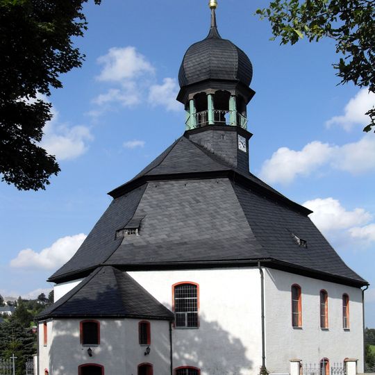 Kirche und Kirchhof mit Einfriedung sowie Gedenkstein an der Kirchhofsmauer Zöblitzer Straße -