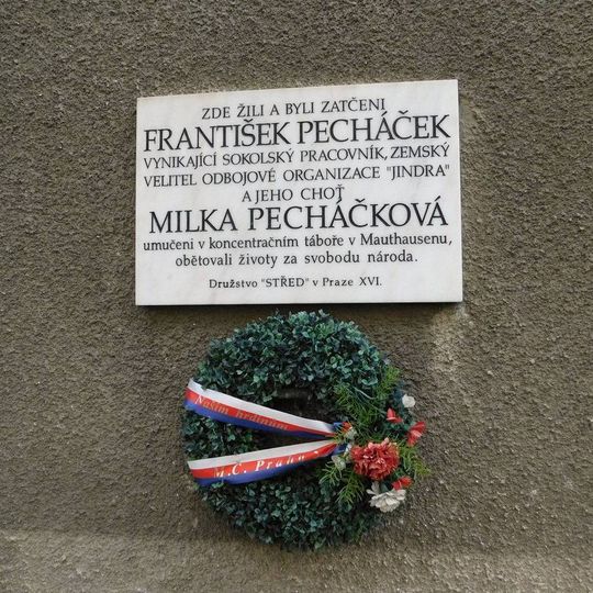 Pamětní deska Milky a Františka Pecháčkových v ulici Jindřicha Plachty v Praze