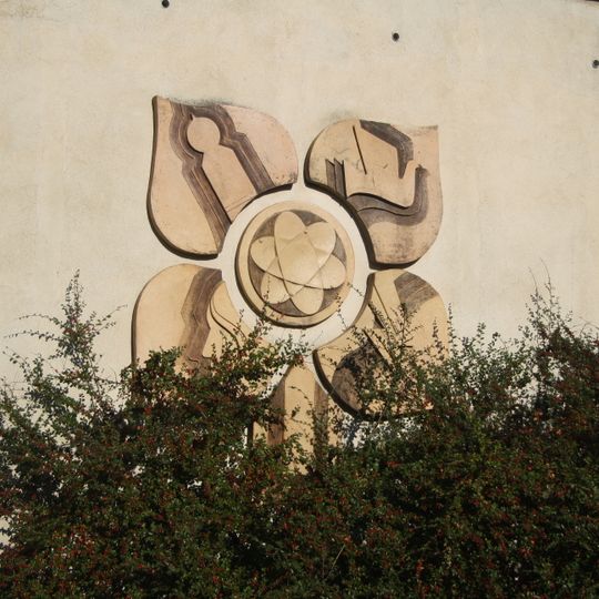 Keramický reliéf a tři keramické žardiniéry pro prodejnu potravin na sídlišti Hájek