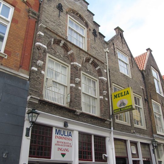 Pand met trapgevel van het Dordtse type