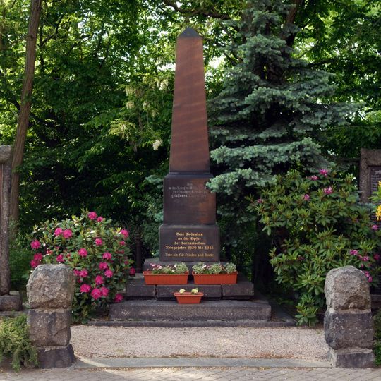 Sachgesamtheit Kirche und Kirchhof Cainsdorf, mit folgenden Einzeldenkmalen: Kirche, Kriegerdenkmal für im Deutsch-Französischen Krieg Gefallene sowie Leichenhalle , gärtnerischer Kirchhof