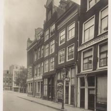 Pand met gevel onder rechte lijst