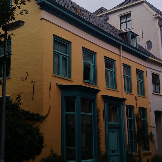 Pand onder zadeldak, aansluitend bij lange hofstraat 9