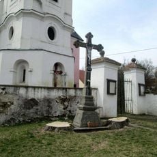 Kříž v Těchonicích před kostelem