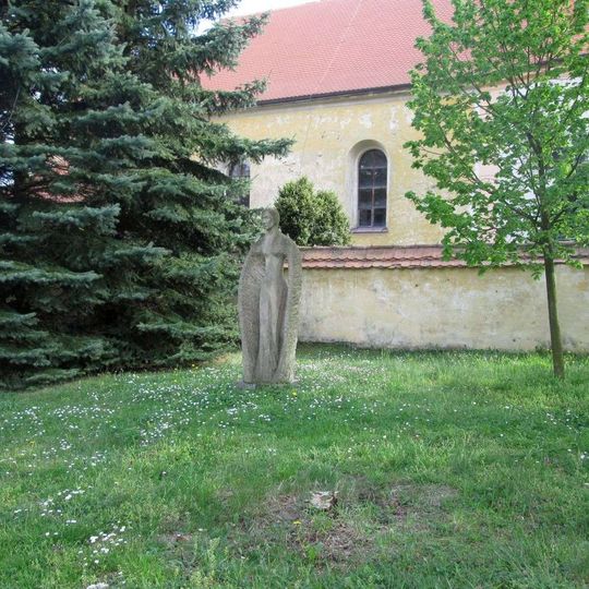 Socha u kostela v Kozojedech