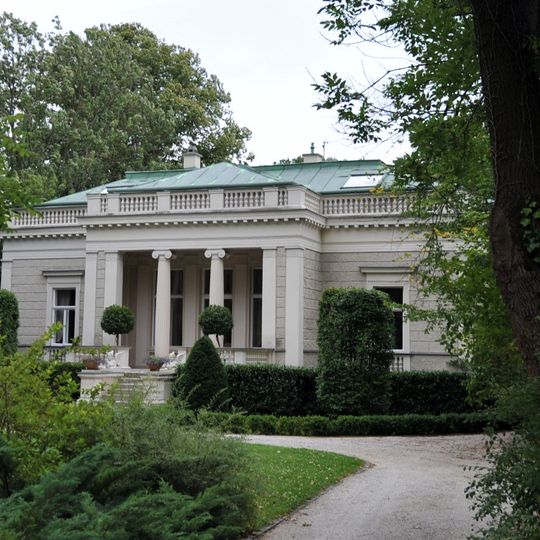 Villa Hansen und Postamentfigur