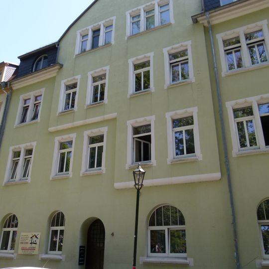 Mietshaus in geschlossener Bebauung Am Schillerplatz 4