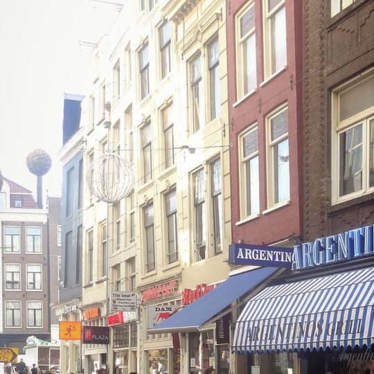 Pand met gepleisterde en van vensteromlijstingen en afsluitende rechte lijst voorziene gevel