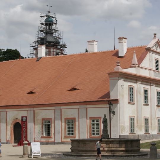 Úřednická budova klášterního dvora v Plasích