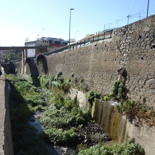 Secções visíveis das muralhas da ribeira de São João