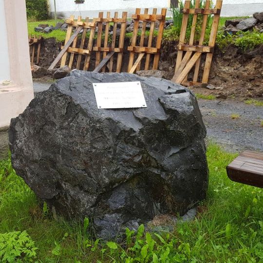 Pamětní kámen před kaplí v Nechanicích