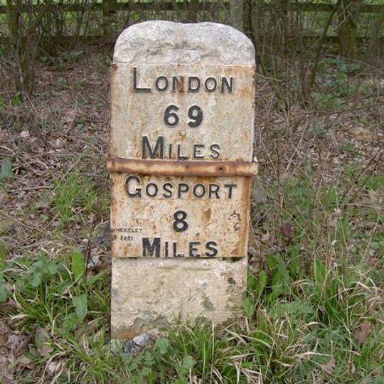 Milestone, Castle Farm at SU57601056