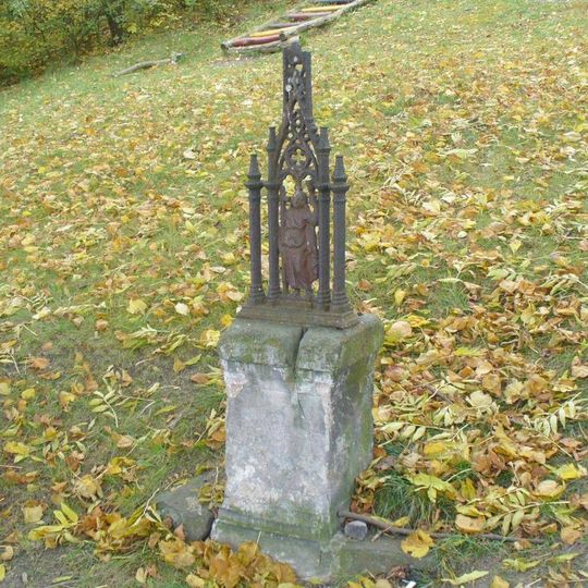 Kříž s ulomeným vrškem u rozcestí k hradu Kamýk