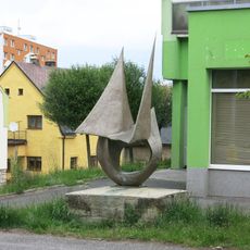 Kovová plastika ve Skřivánčí ulici v Jablonci nad Nisou