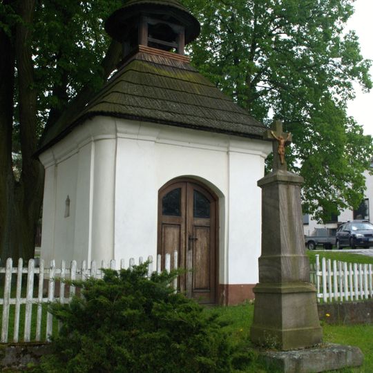 Kříž u kapličky v Třenici