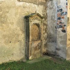 Kaplička XIV. zastavení křížové cesty u kostela Nalezení svatého Kříže ve Frýdlantu