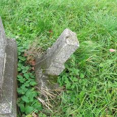 Podstavec s ulomeným kamenným křížem na rozcestí v Chudoslavicích