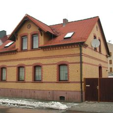 Wohnhaus, nach links in geschlossener Bebauung Rosa-Luxemburg-Straße 2 (Senftenberger Vorstadt)