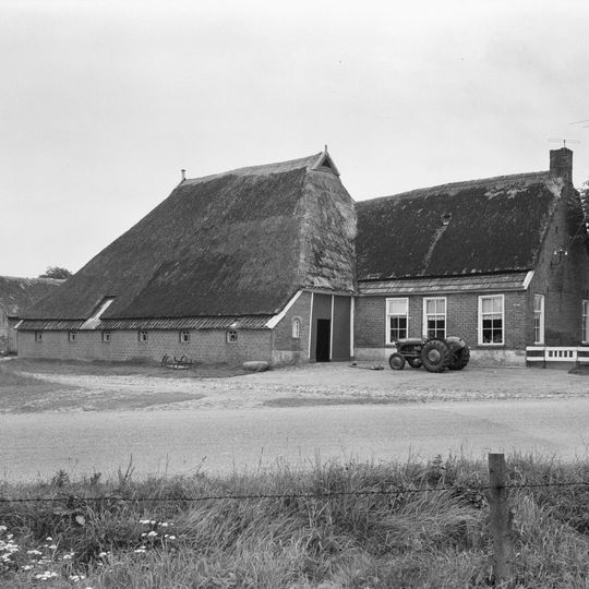 Boerderij met woongedeelte met rechte gevel waarnaast baander en met brede schuur