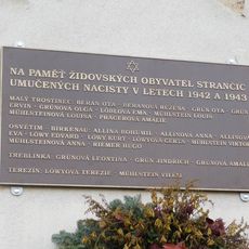 Pamětní deska židovským obyvatlům Stránčic na budově bývalé synagogy ve Stránčicích