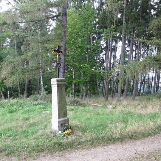 Kříž u okraje lesa nedaleko Veselé hory