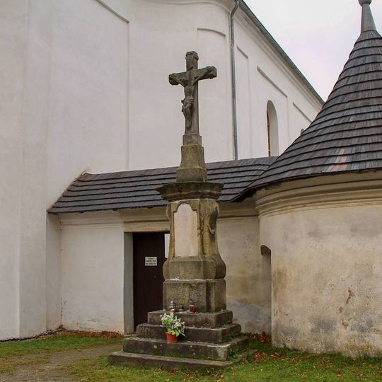Kříž v Raškově před kostelem