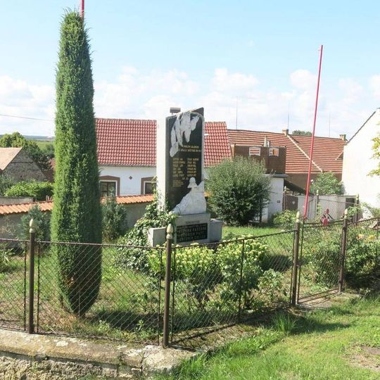 Pomník padlým na návsi v Úhercích